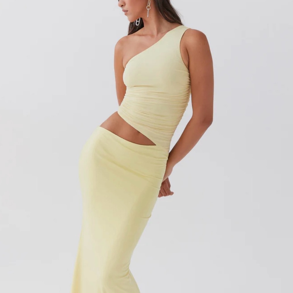 *Never been worn* Elegant Yellow One-Shoulder Maxi Dress